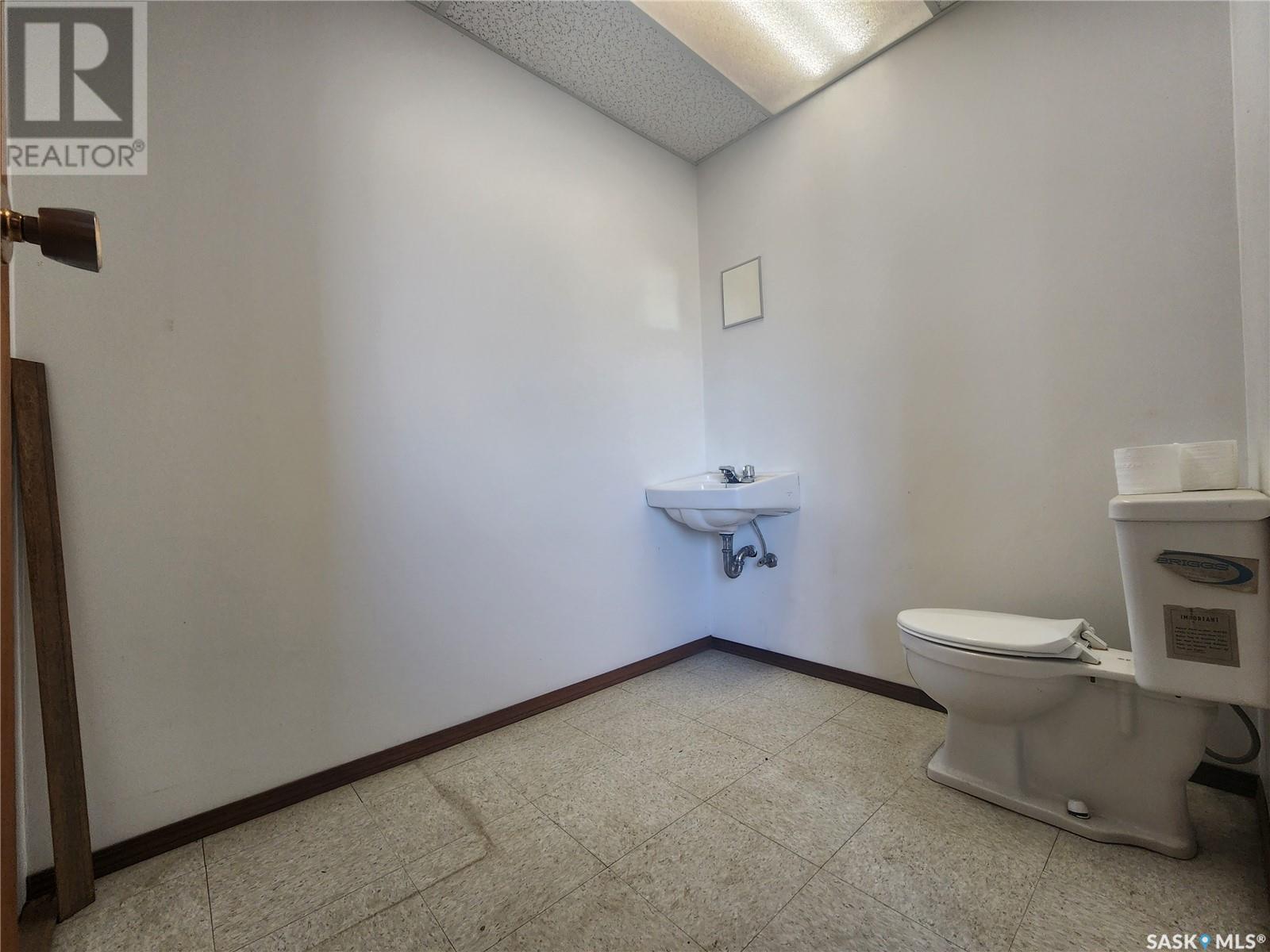 1221 Ominica Street E Property Photo 6