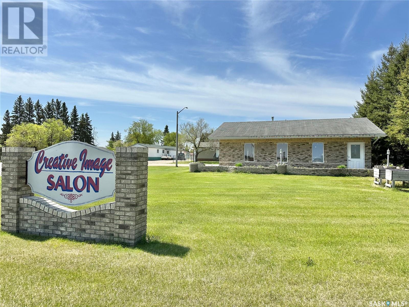 221 Highway Avenue W Property Photo 1