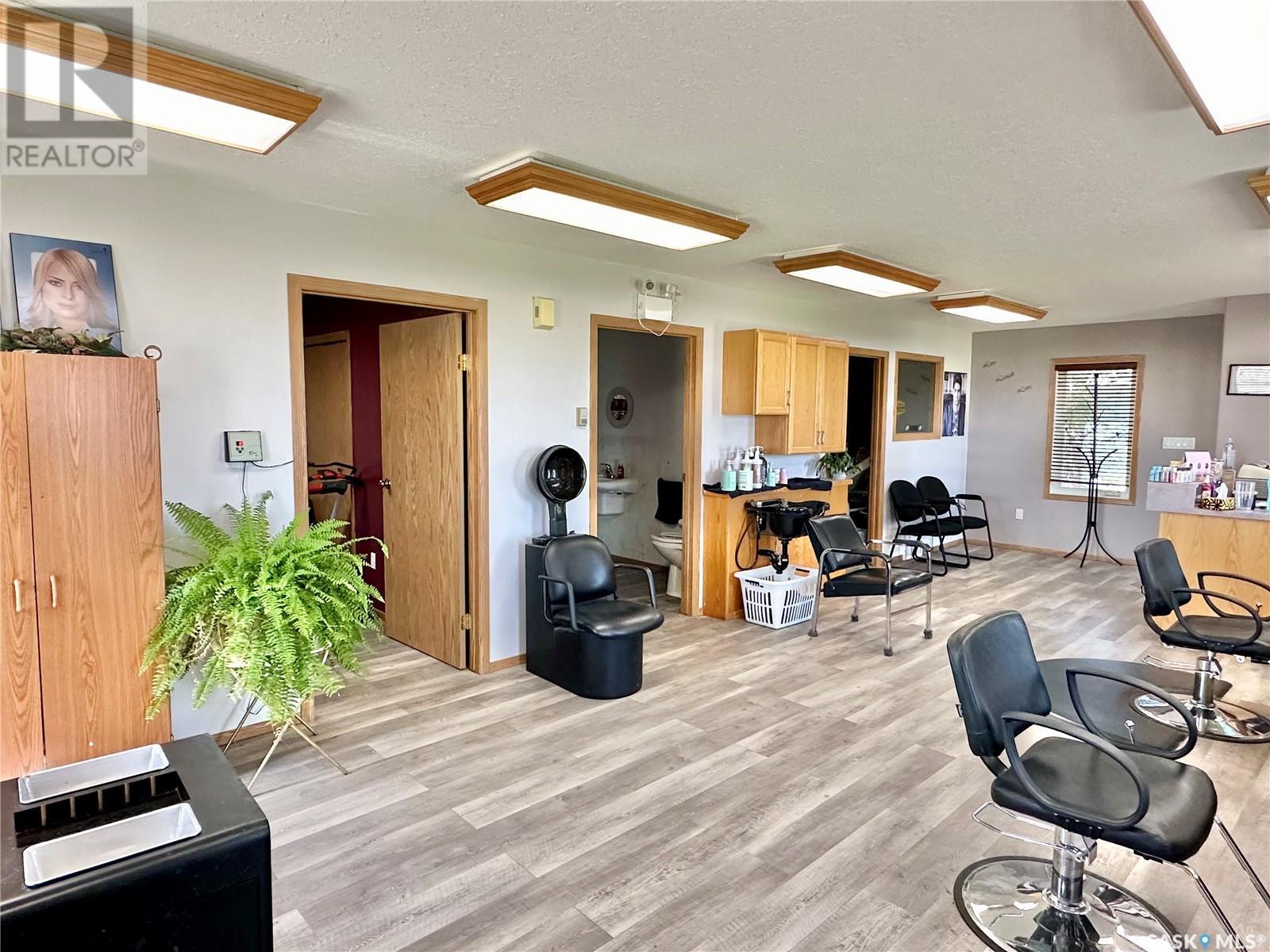 221 Highway Avenue W Property Photo 8