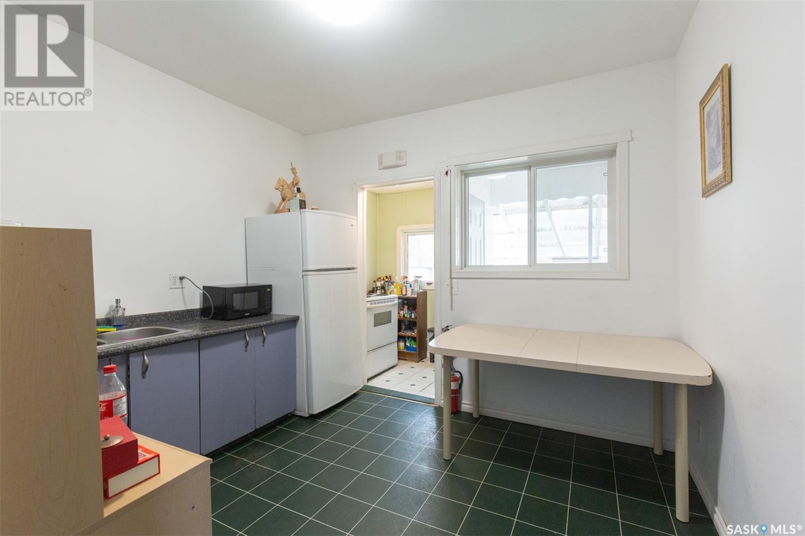 348 High Street W Property Photo 11