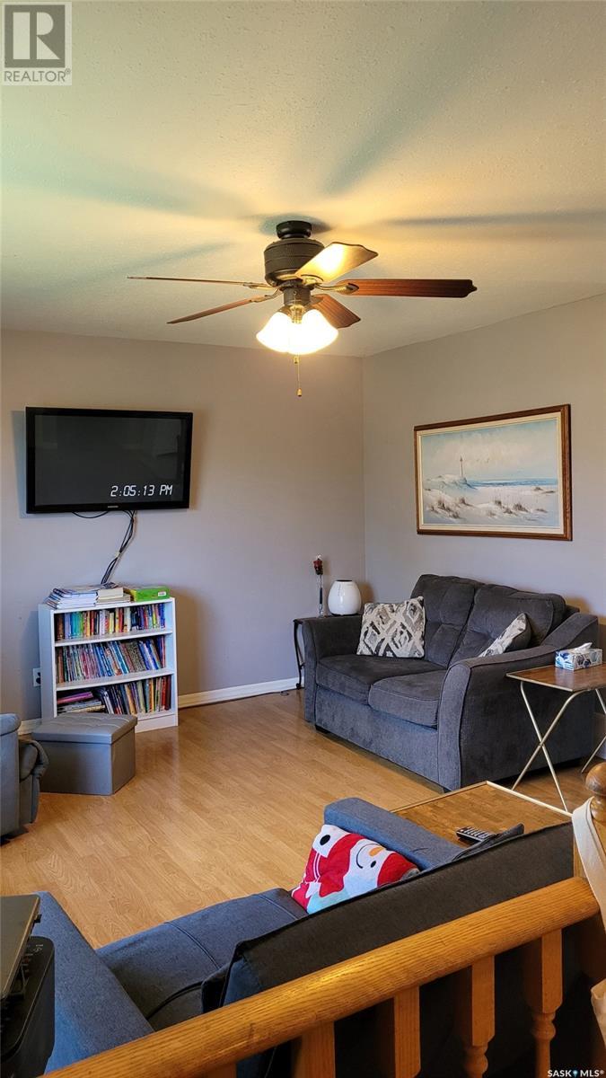 702 6th Street E Property Photo 3