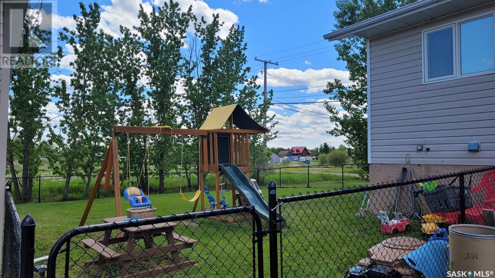 702 6th Street E Property Photo 23