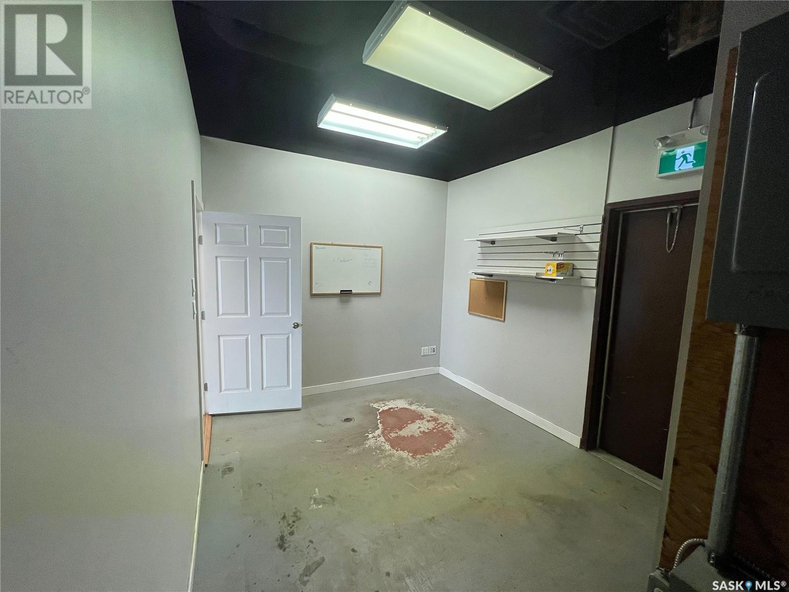 4 385 Broadway Street E Property Photo 6