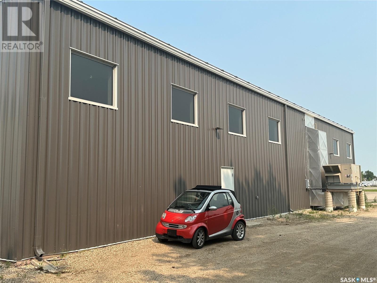 2 464 Broadway Street E Property Photo 8