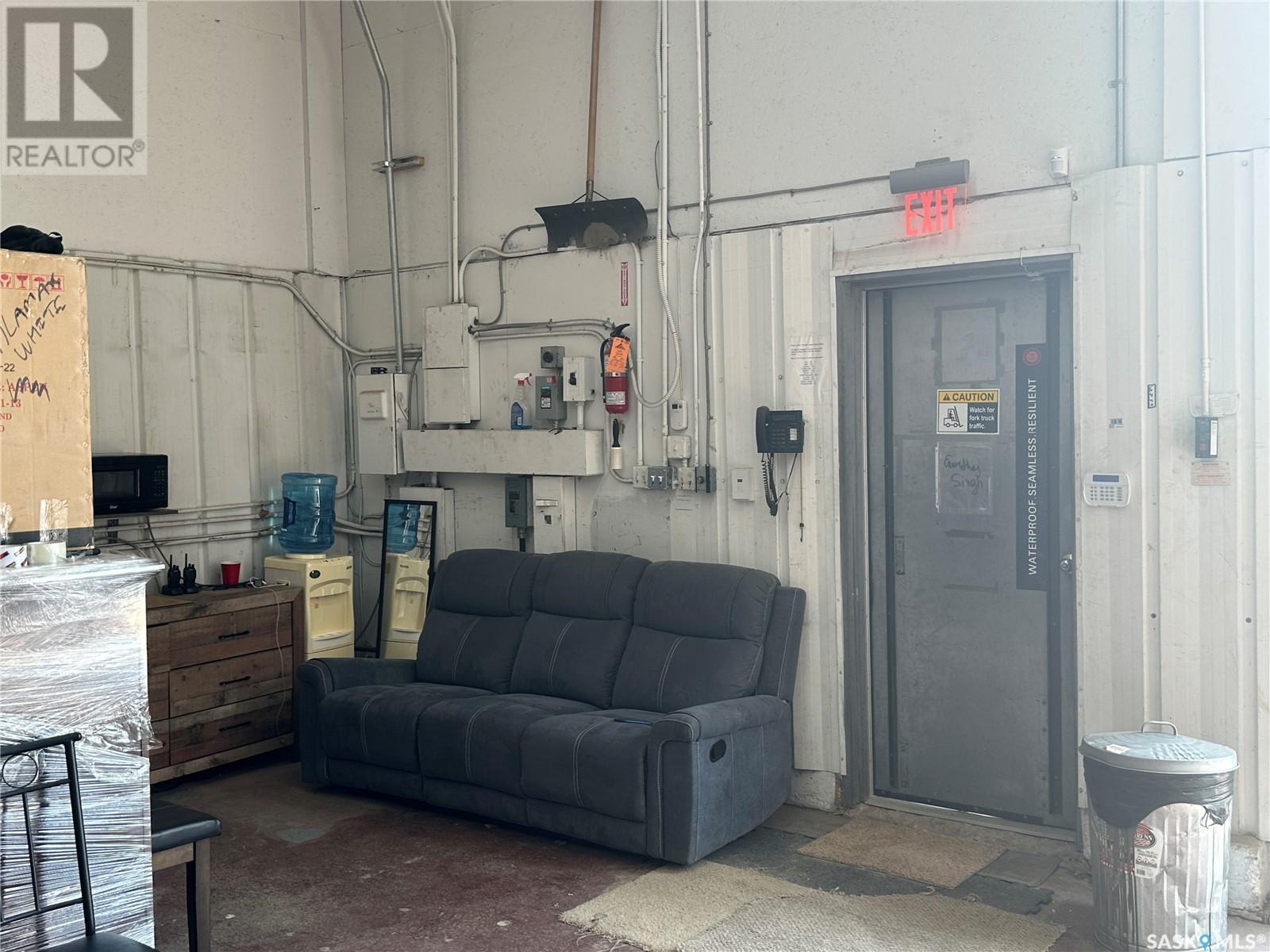 2 464 Broadway Street E Property Photo 16