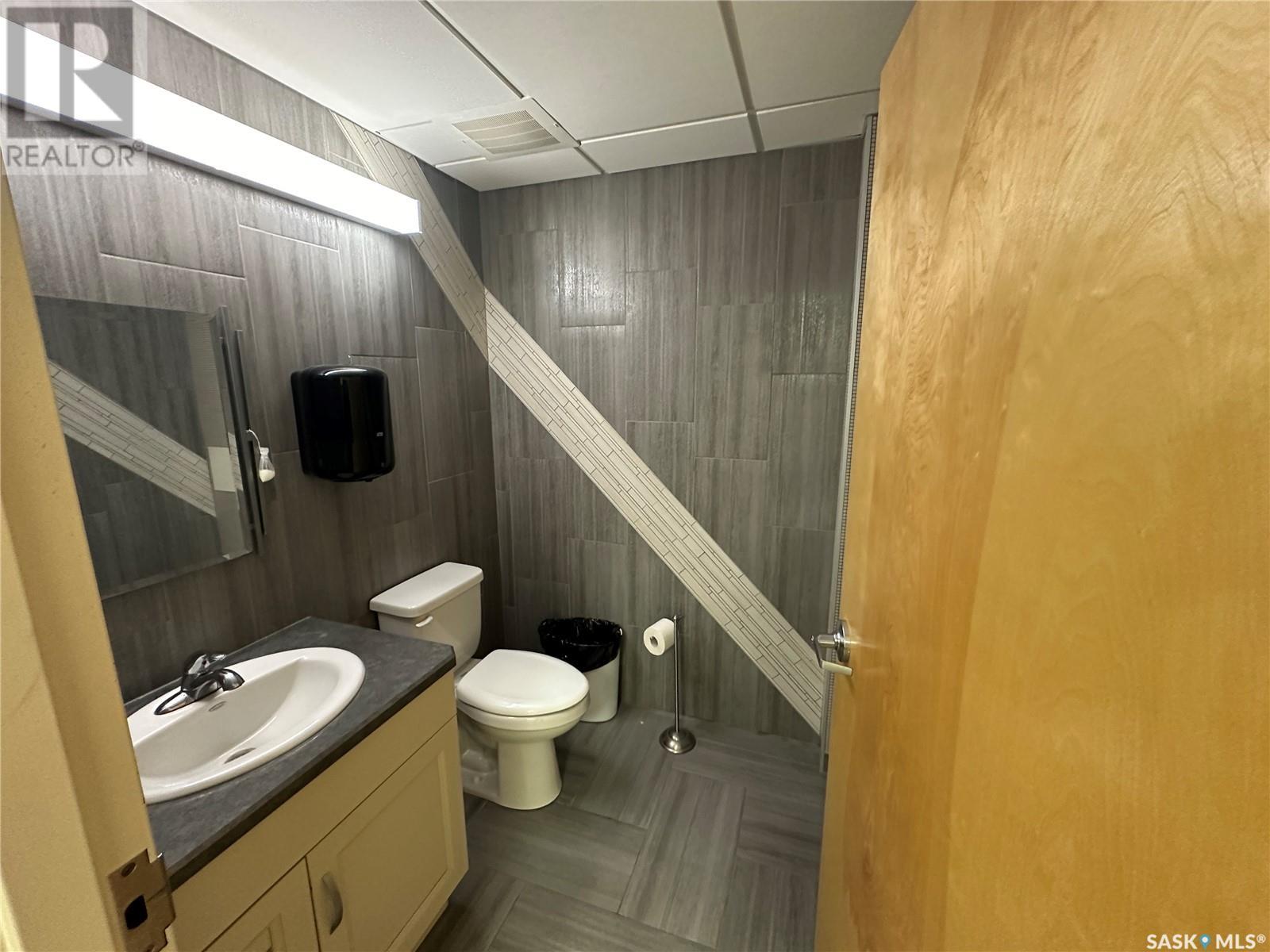 2 464 Broadway Street E Property Photo 46