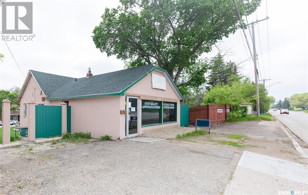633 Caribou Street W Property Photo 1