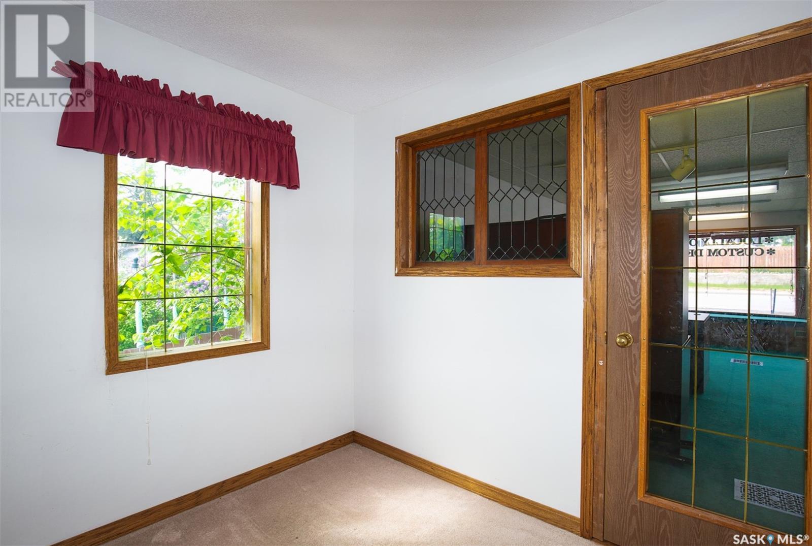 633 Caribou Street W Property Photo 5