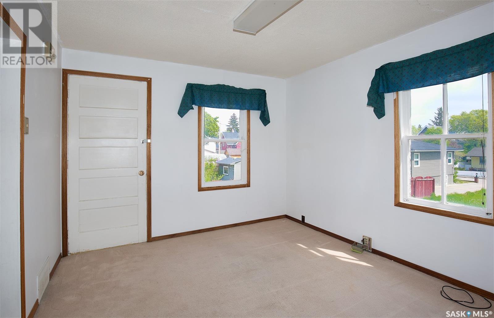 633 Caribou Street W Property Photo 9