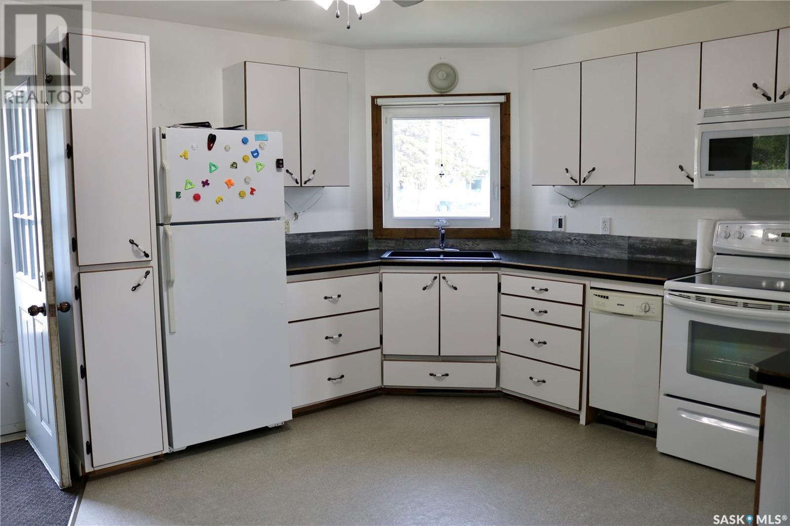 418 Railway Avenue Property Photo 7