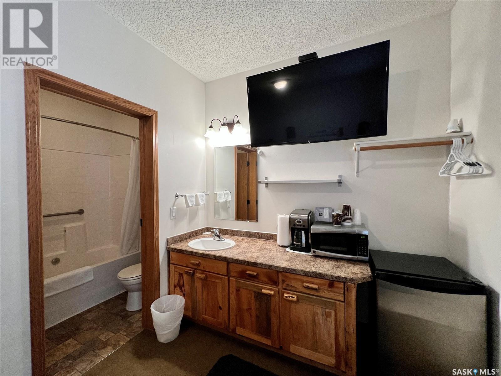 554 5th Avenue W Property Photo 8