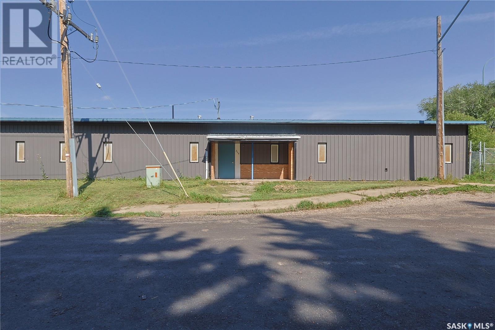 568 18th Street E Property Photo 2
