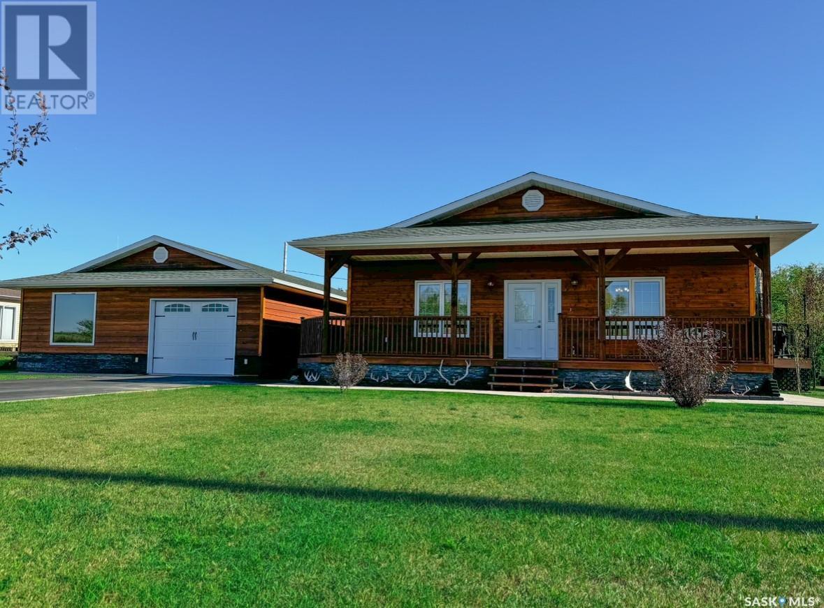 402 Railway AVENUE N Property Photo 1