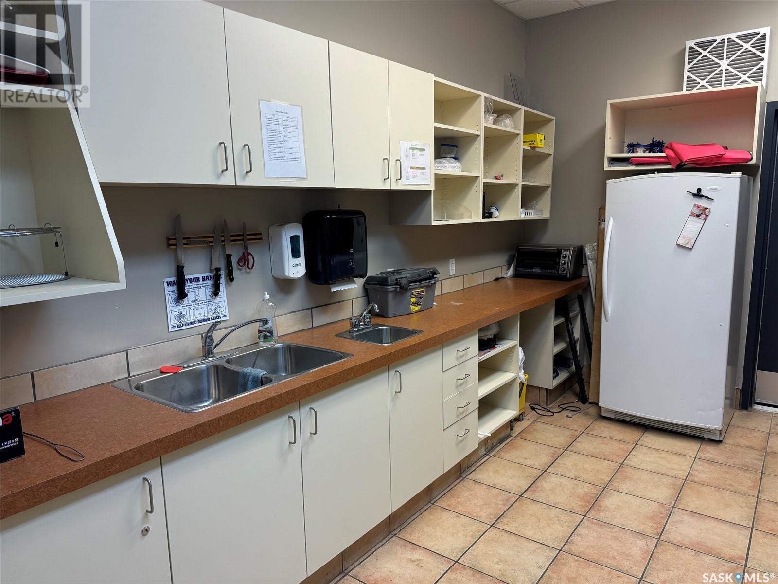 9 419 Kensington Avenue Property Photo 3