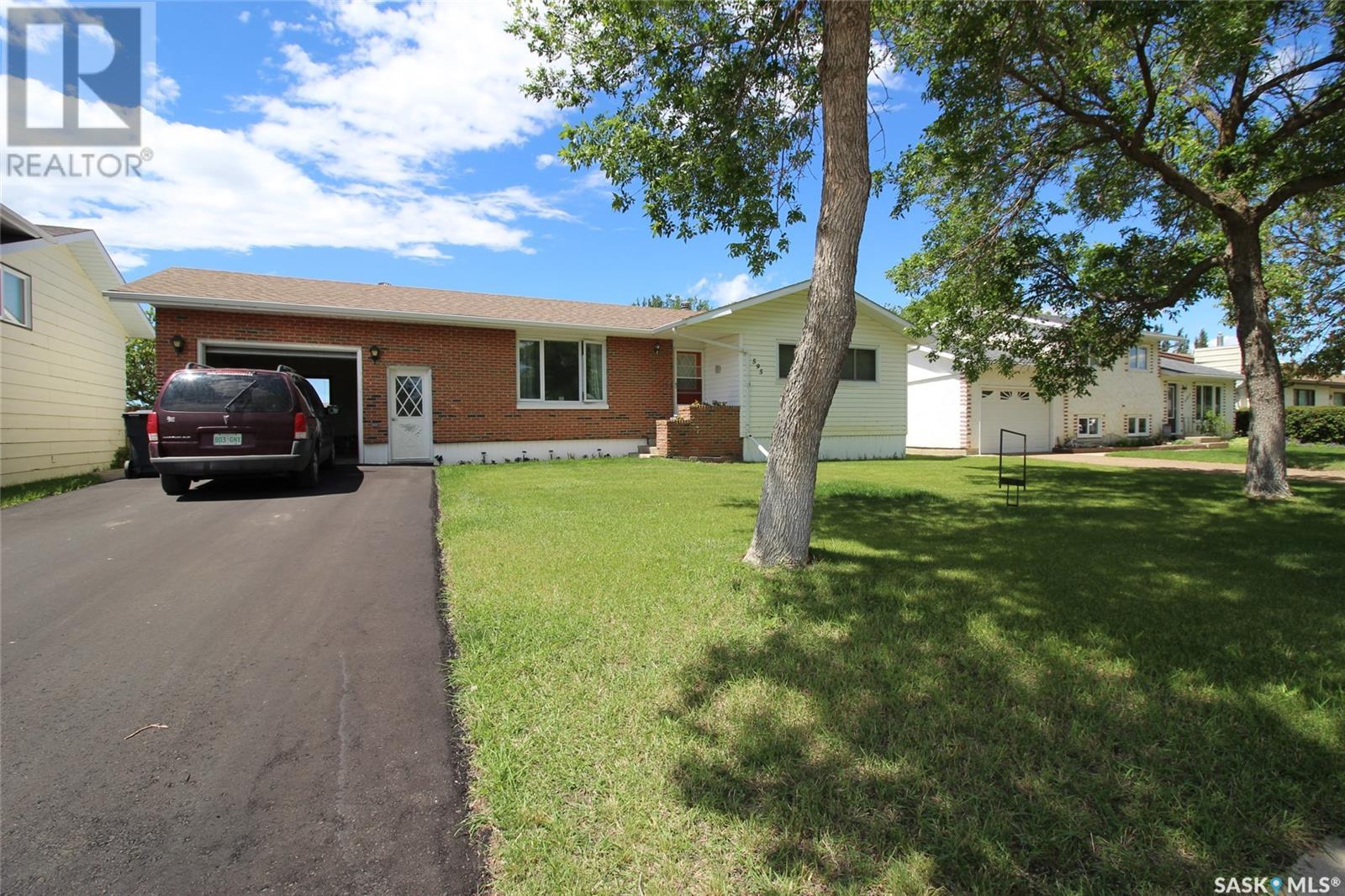 595 9th Street W Property Photo 1