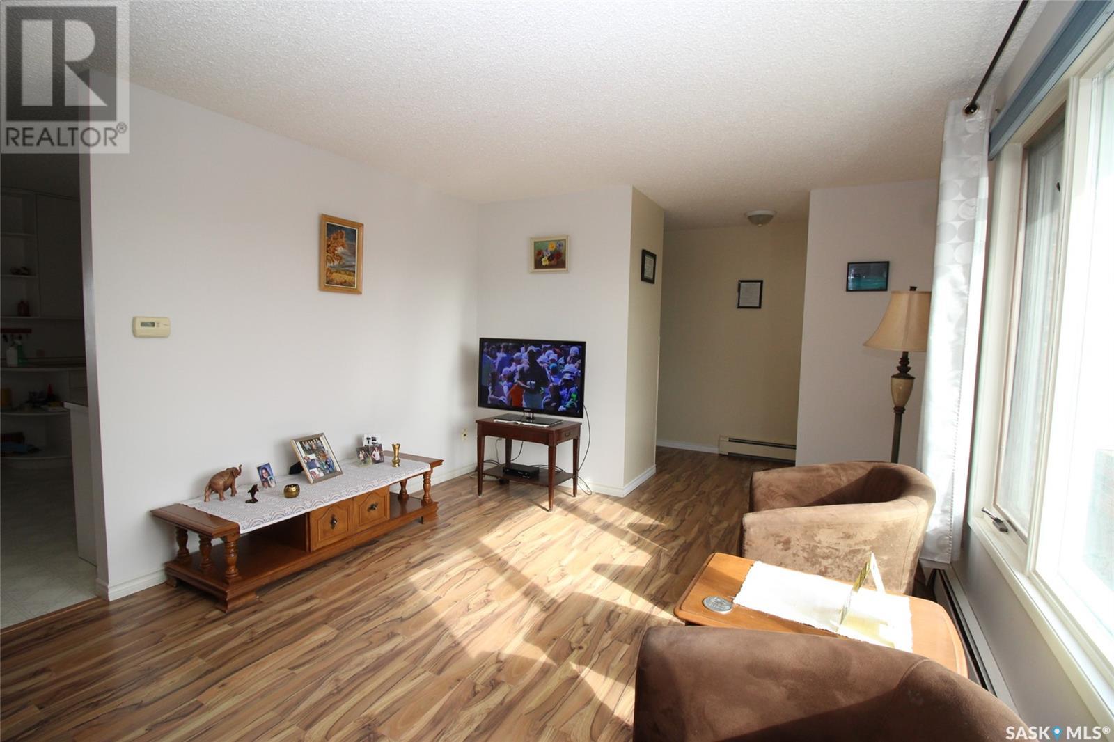 595 9th Street W Property Photo 3