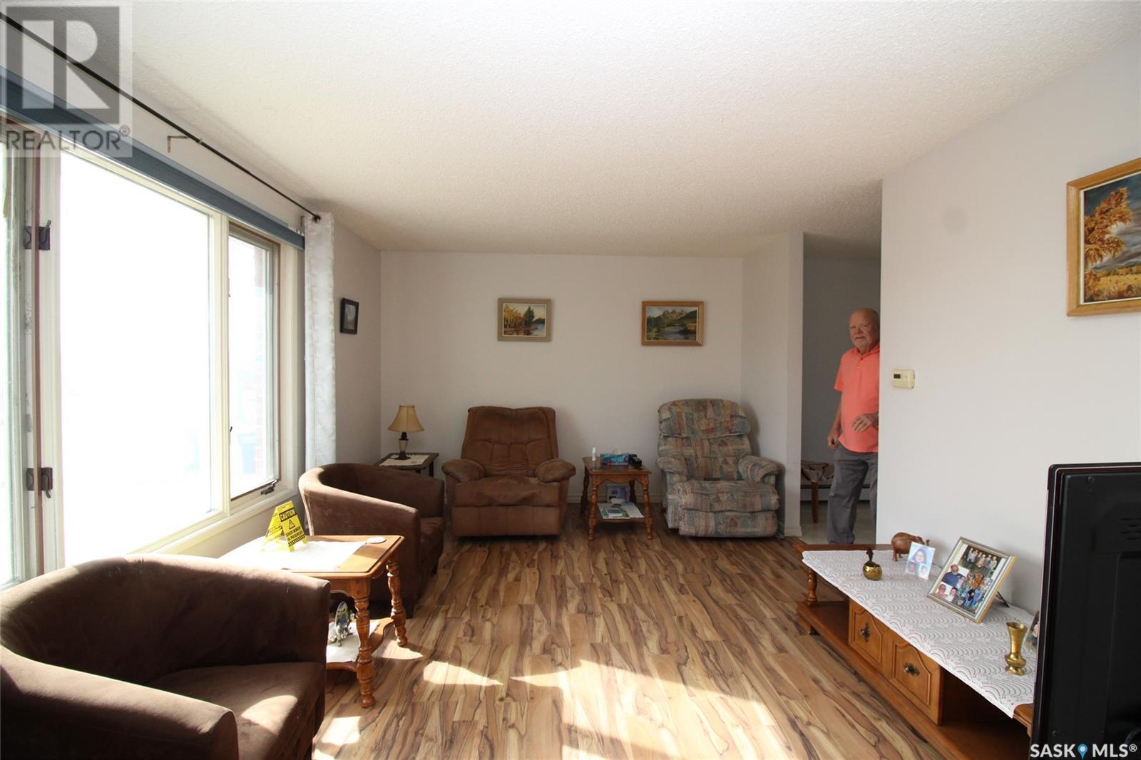 595 9th Street W Property Photo 4