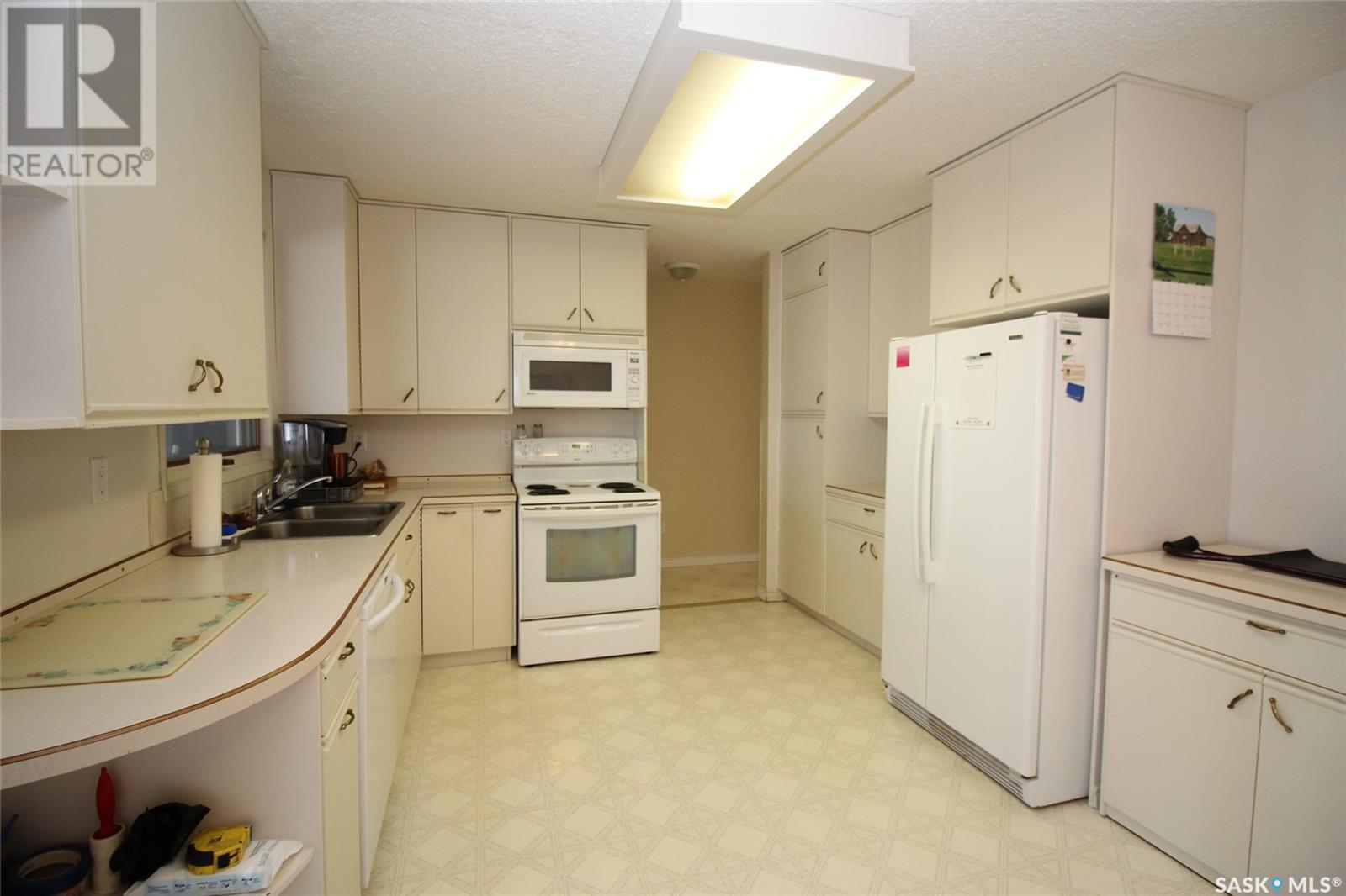 595 9th Street W Property Photo 8