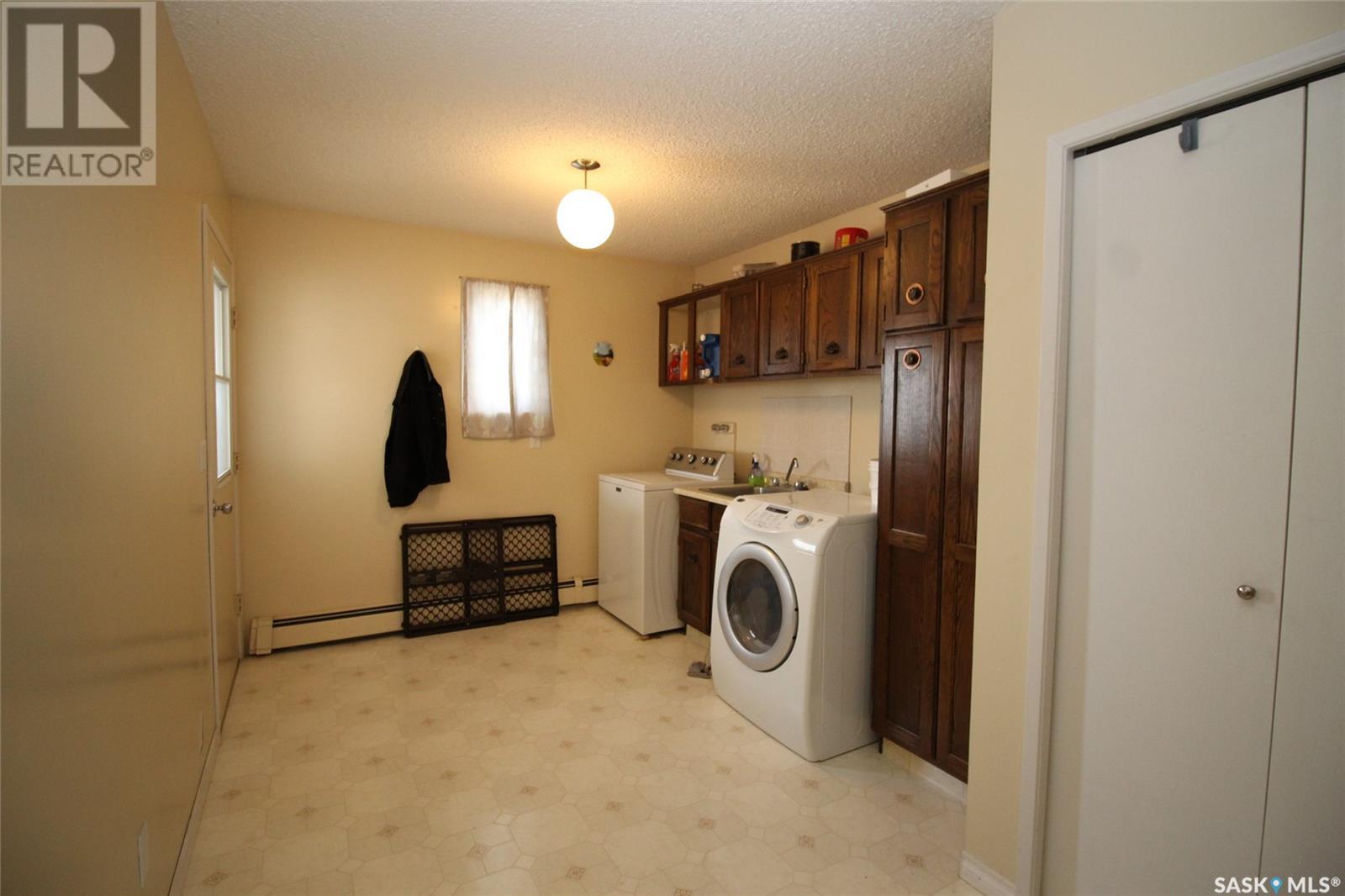 595 9th Street W Property Photo 18