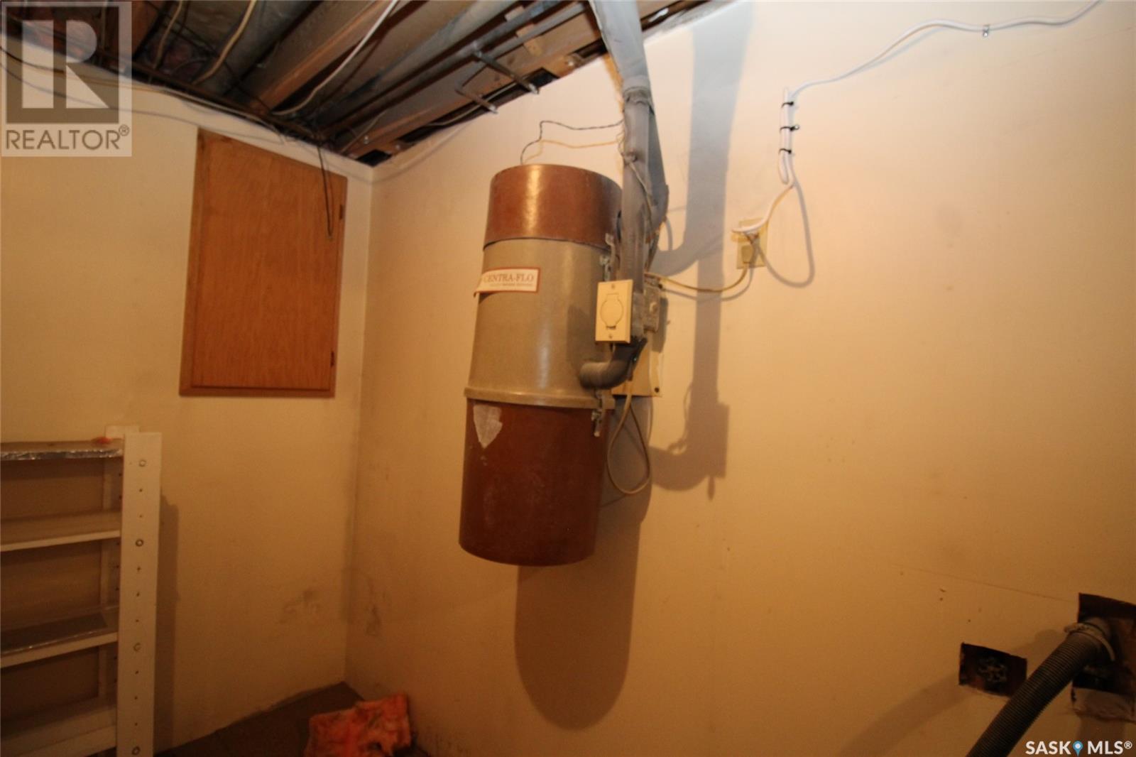 595 9th Street W Property Photo 26