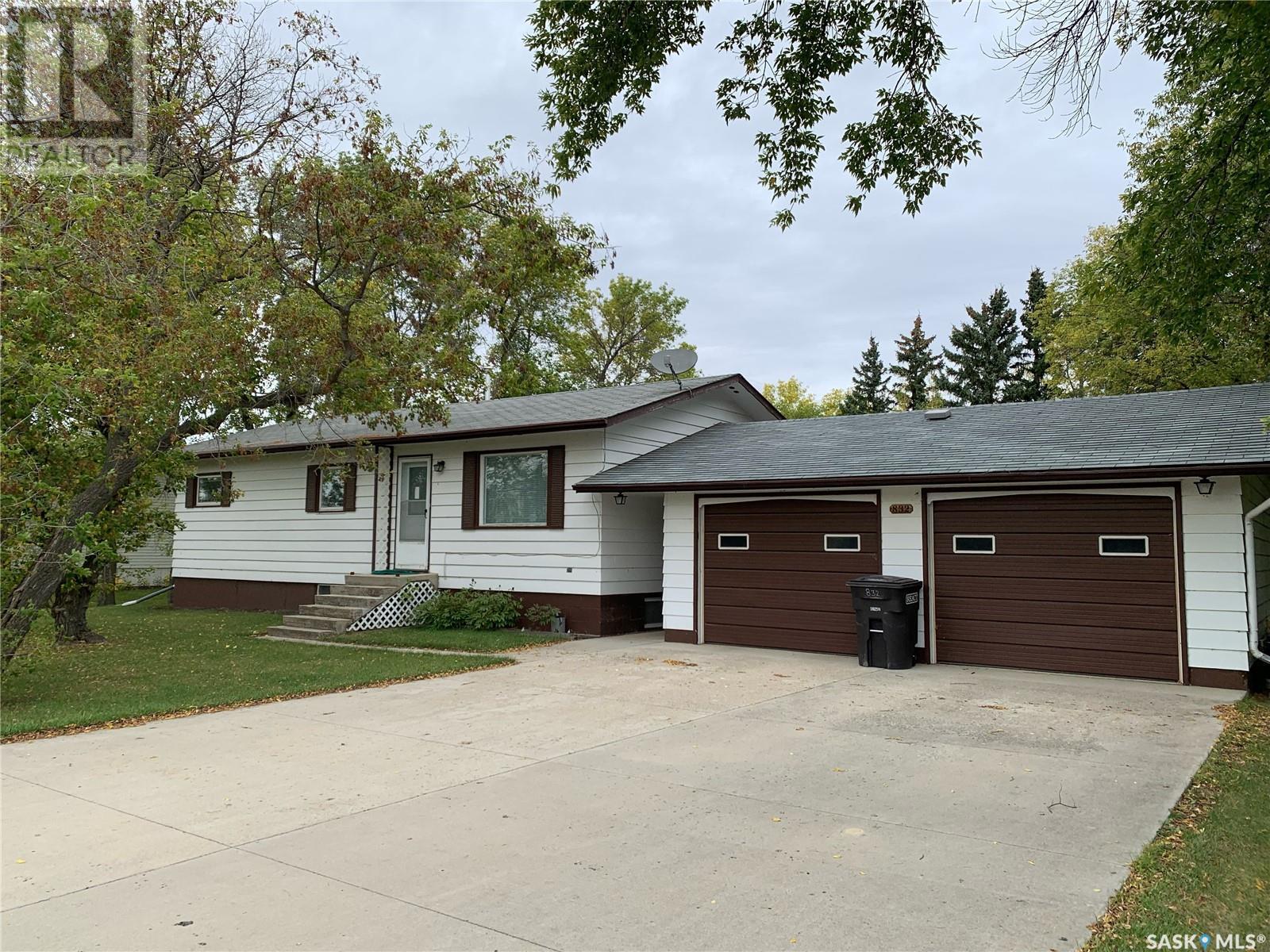 832 Railway Avenue Property Photo 1