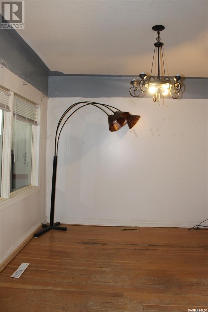 423 2nd Street W Property Photo 2