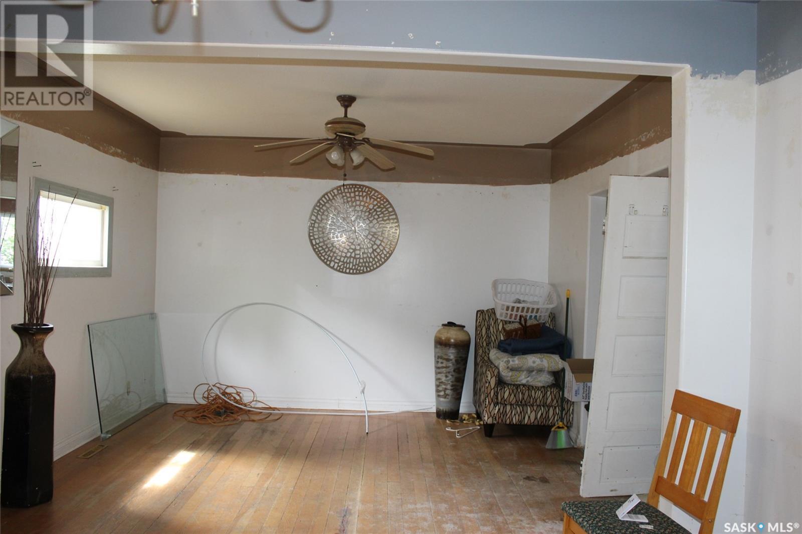 423 2nd Street W Property Photo 4