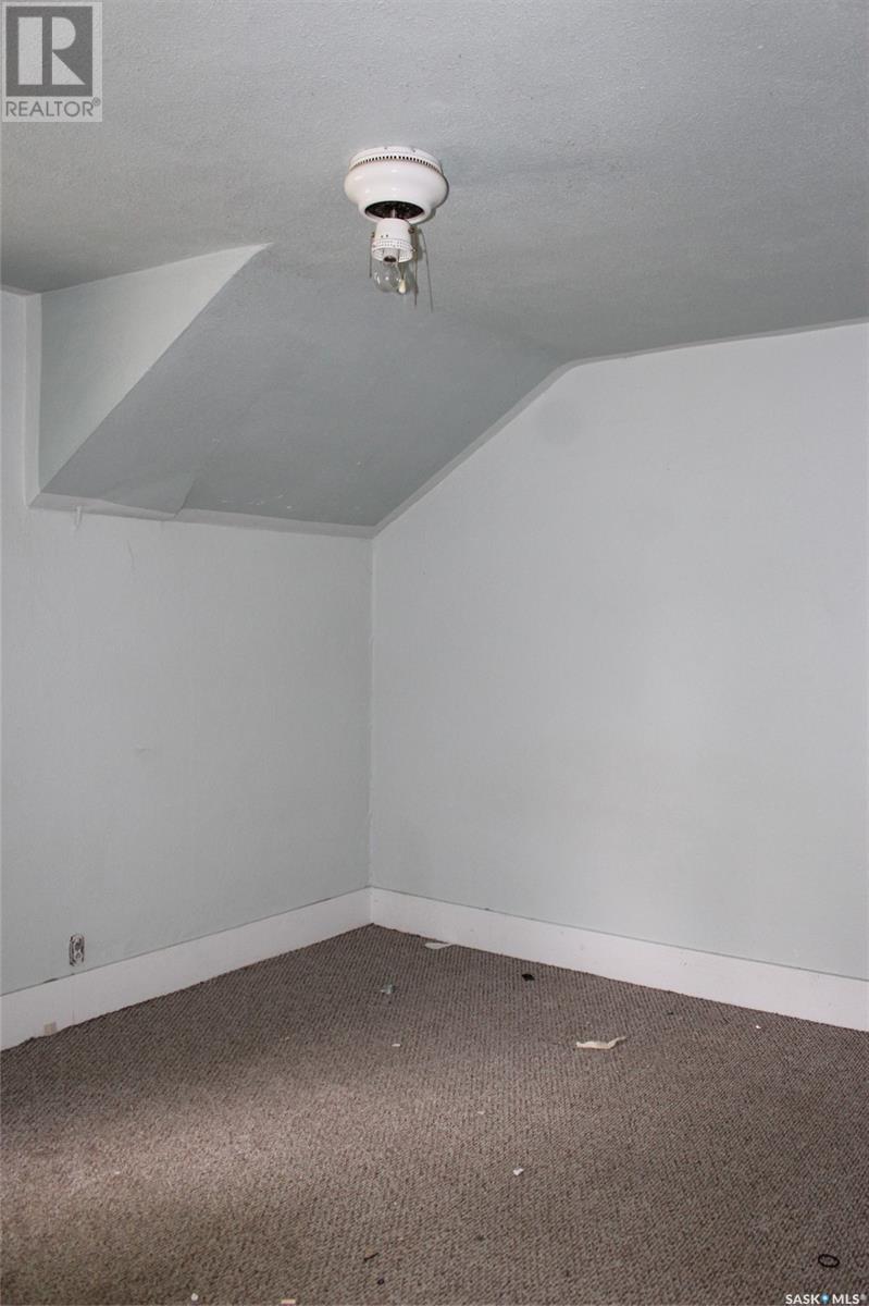 423 2nd Street W Property Photo 9