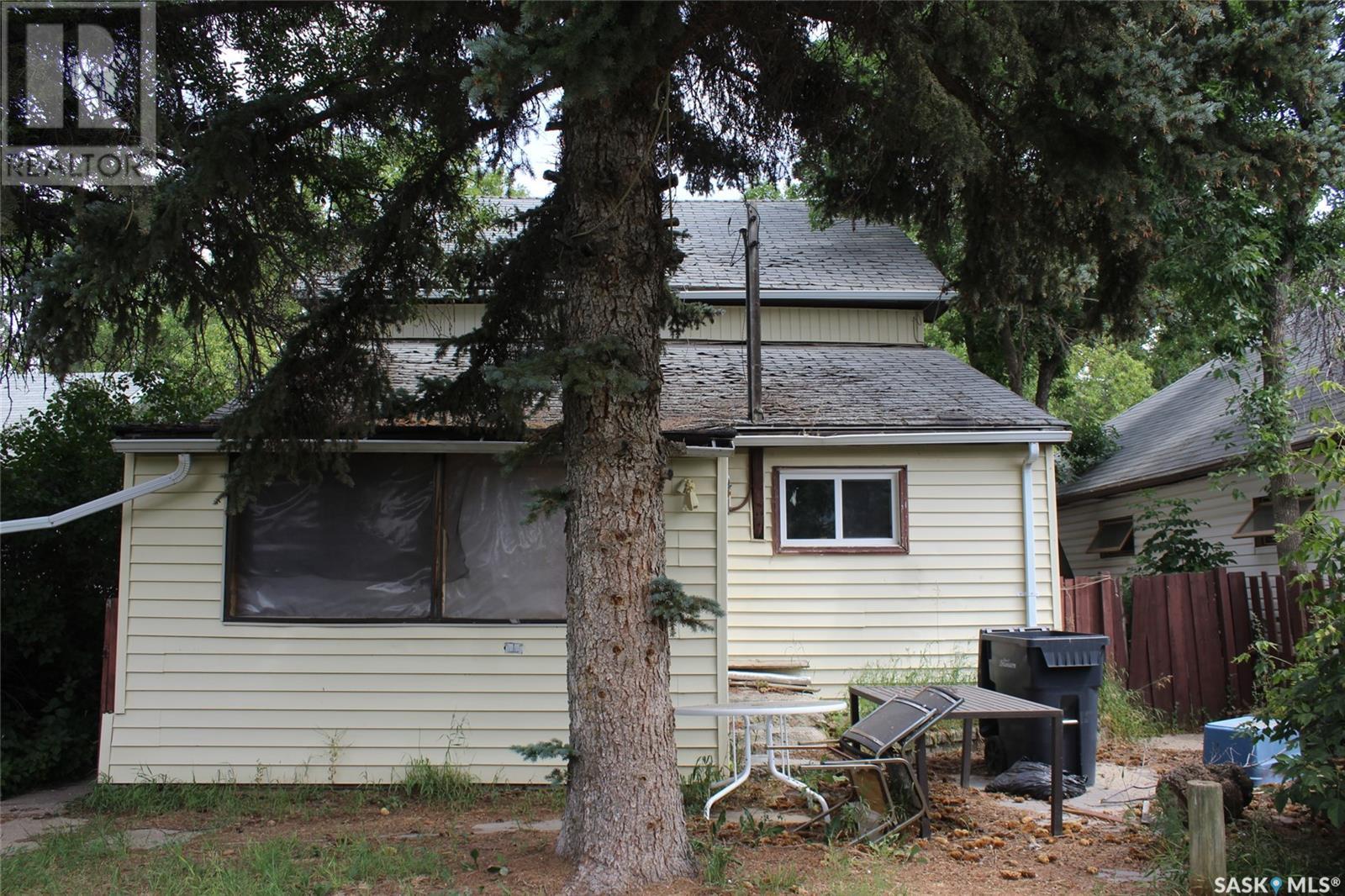 423 2nd Street W Property Photo 12