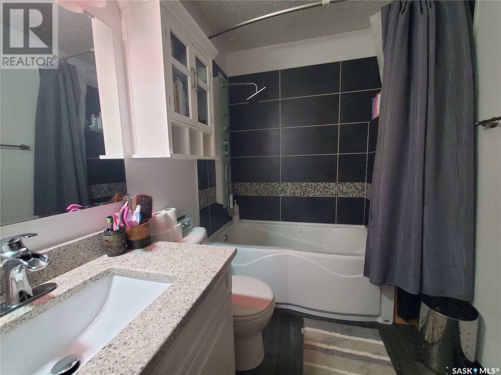 335 Queen Elizabeth Boulevard Property Photo 36
