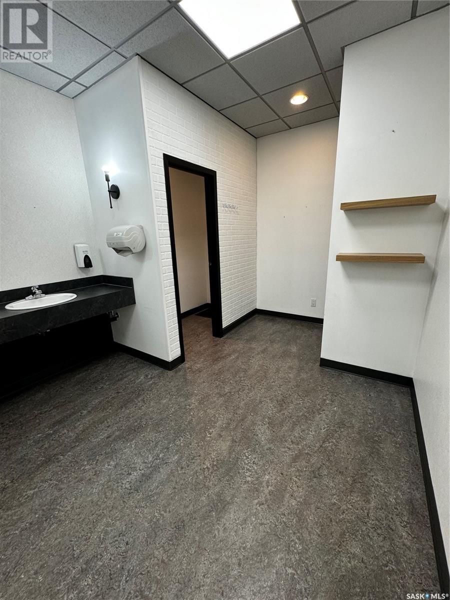 101 110 Central Avenue N Property Photo 3