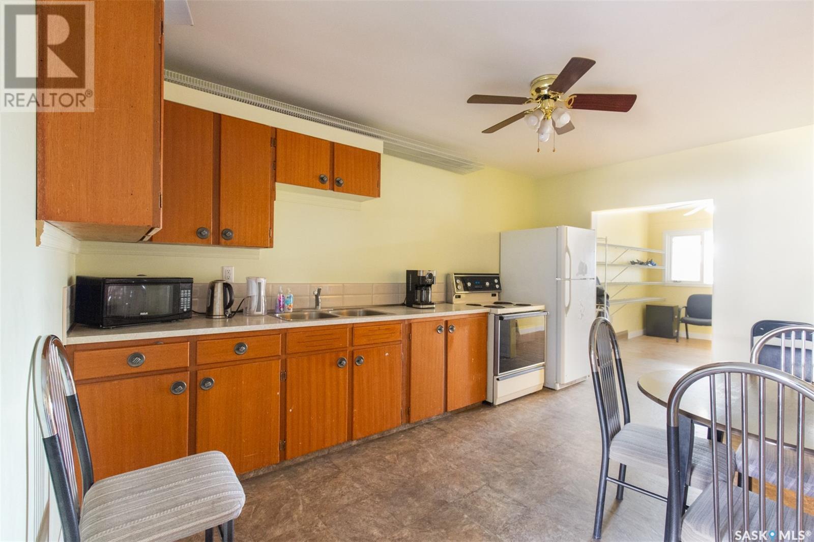 426 Fairford Street W Property Photo 8