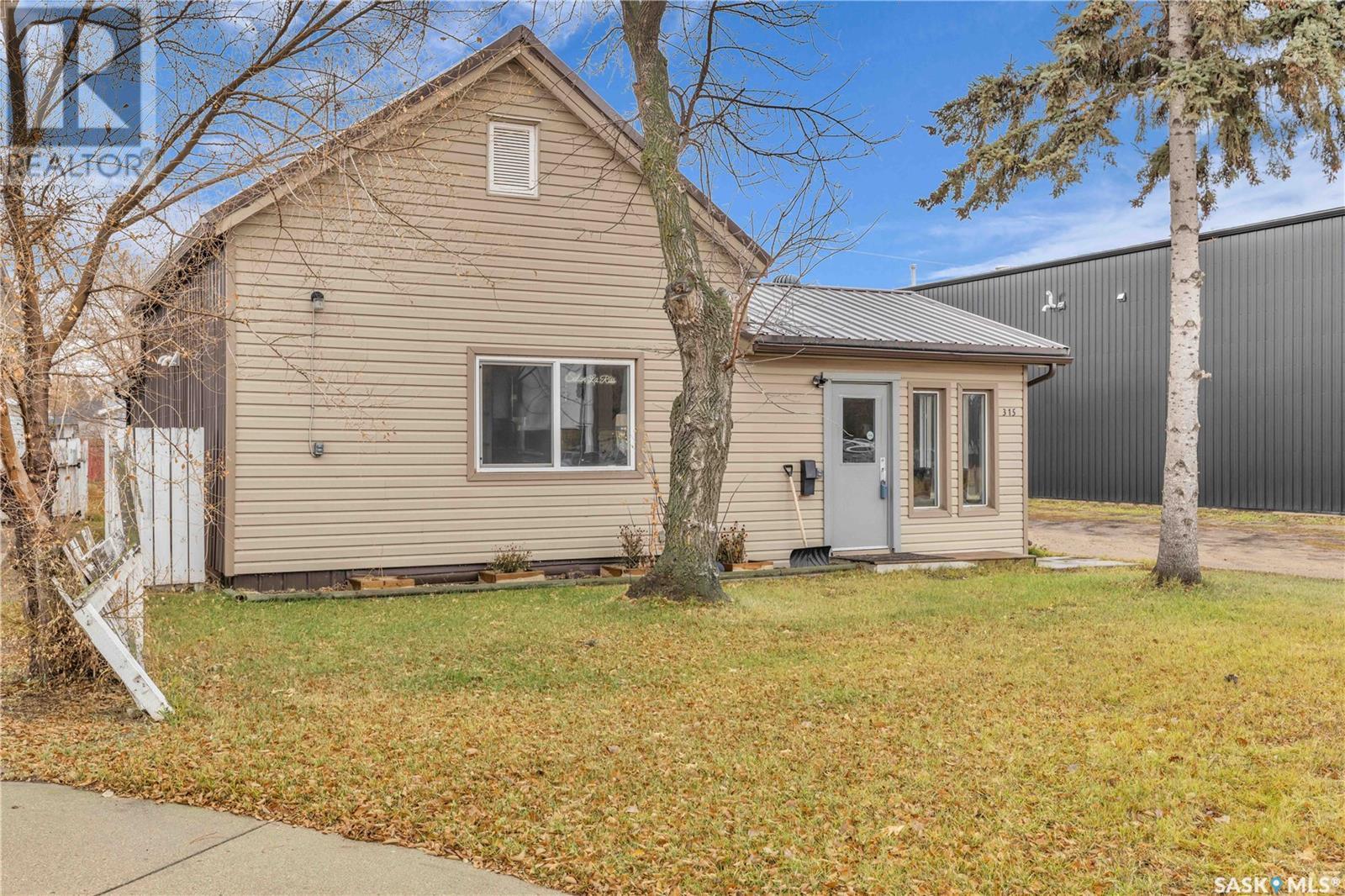 315 Central Street W Property Photo 3