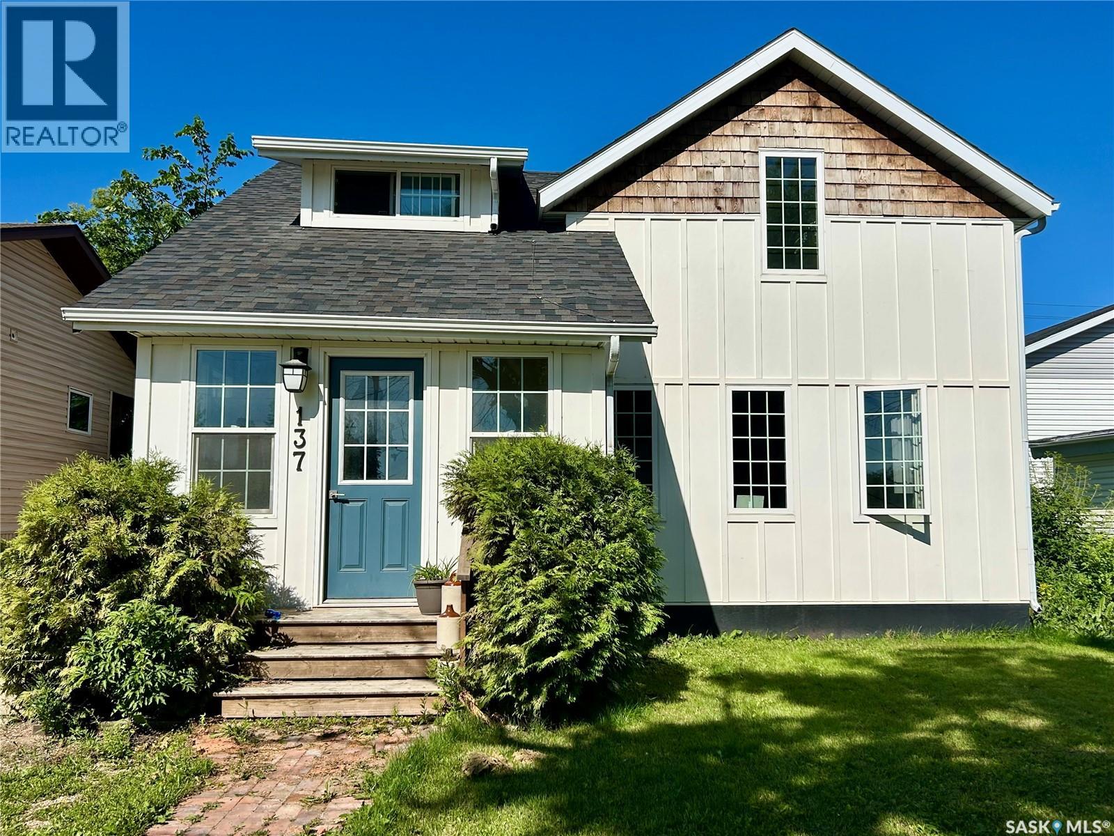 137 1st Street W Property Photo 1