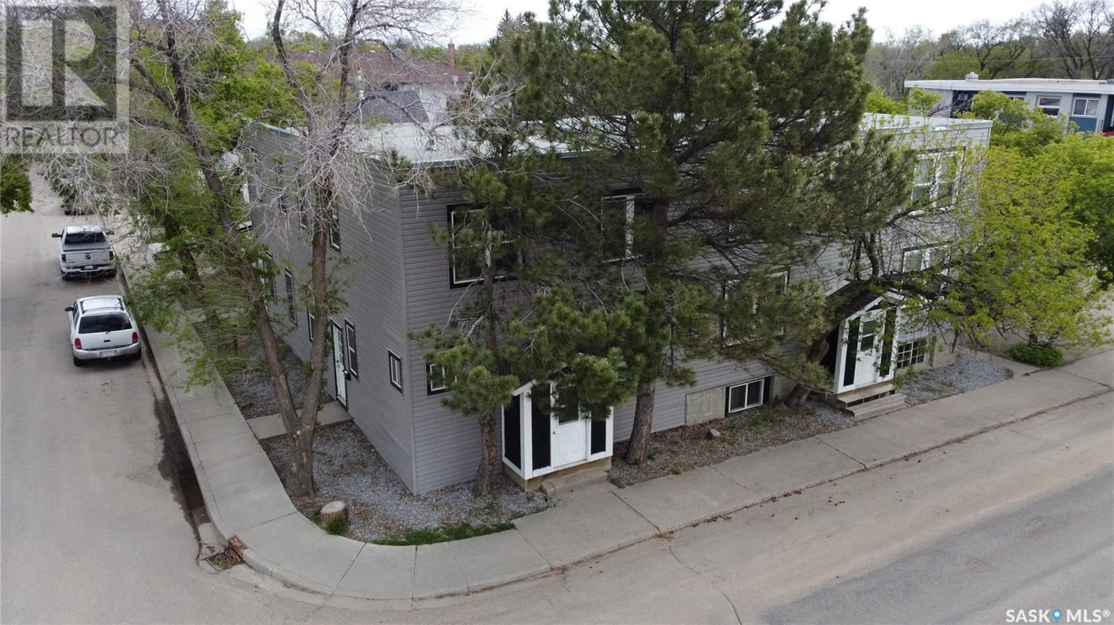 301 Cheadle Street E Property Photo 1
