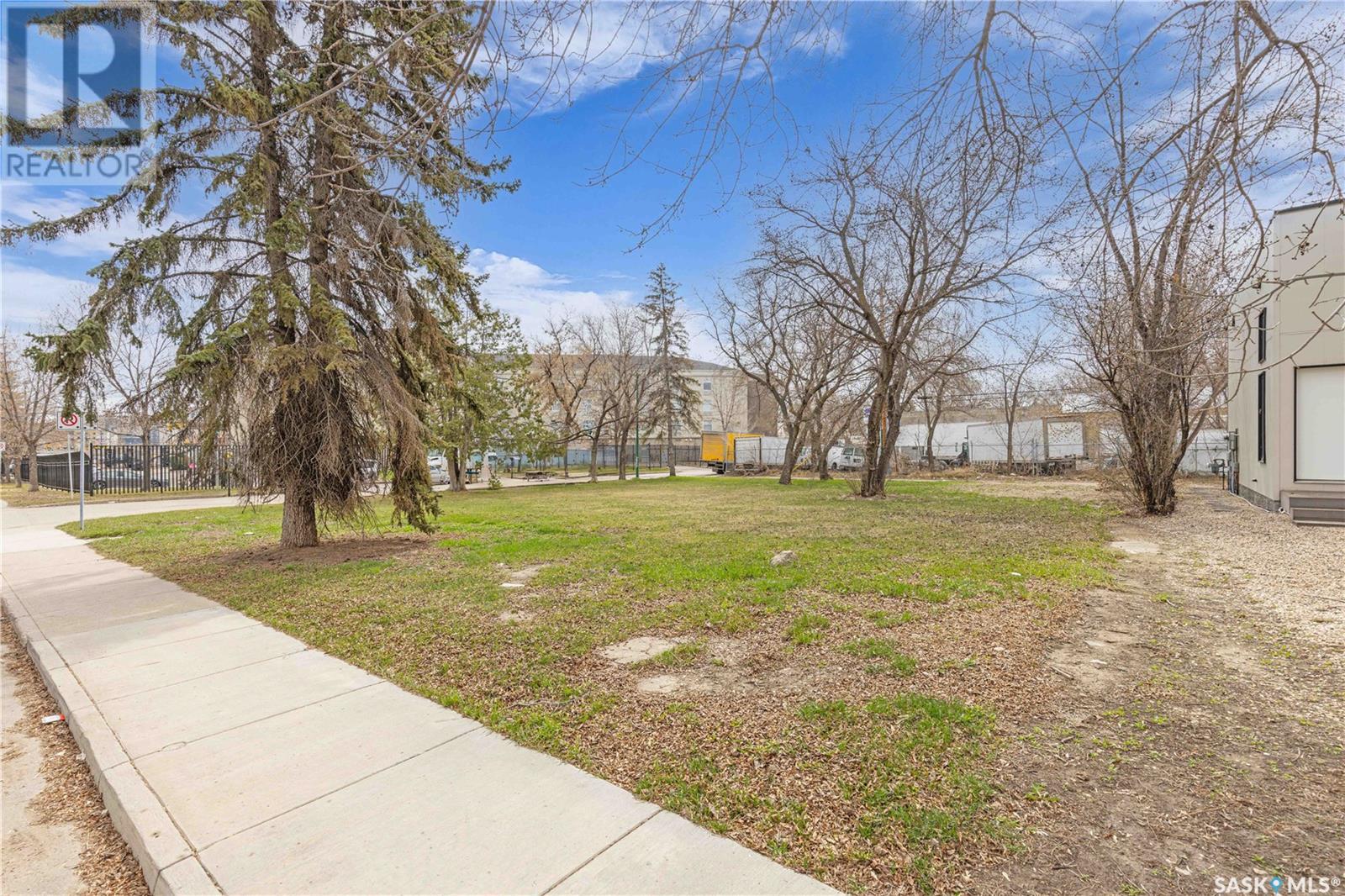201 25th Street W Property Photo 2