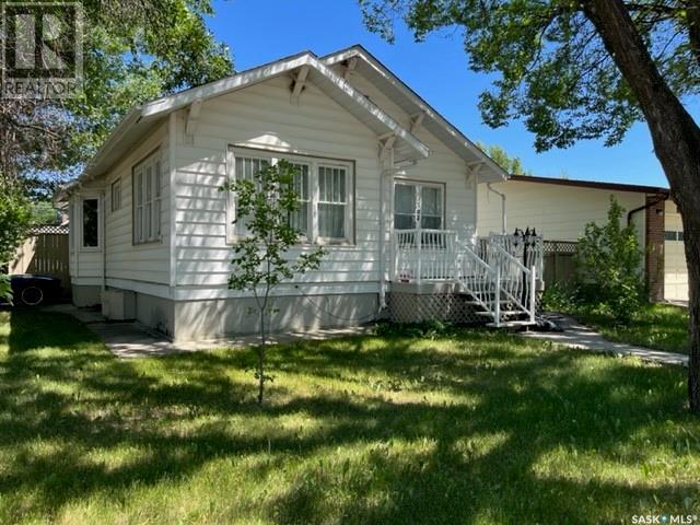 394 2nd STREET W Property Photo 1