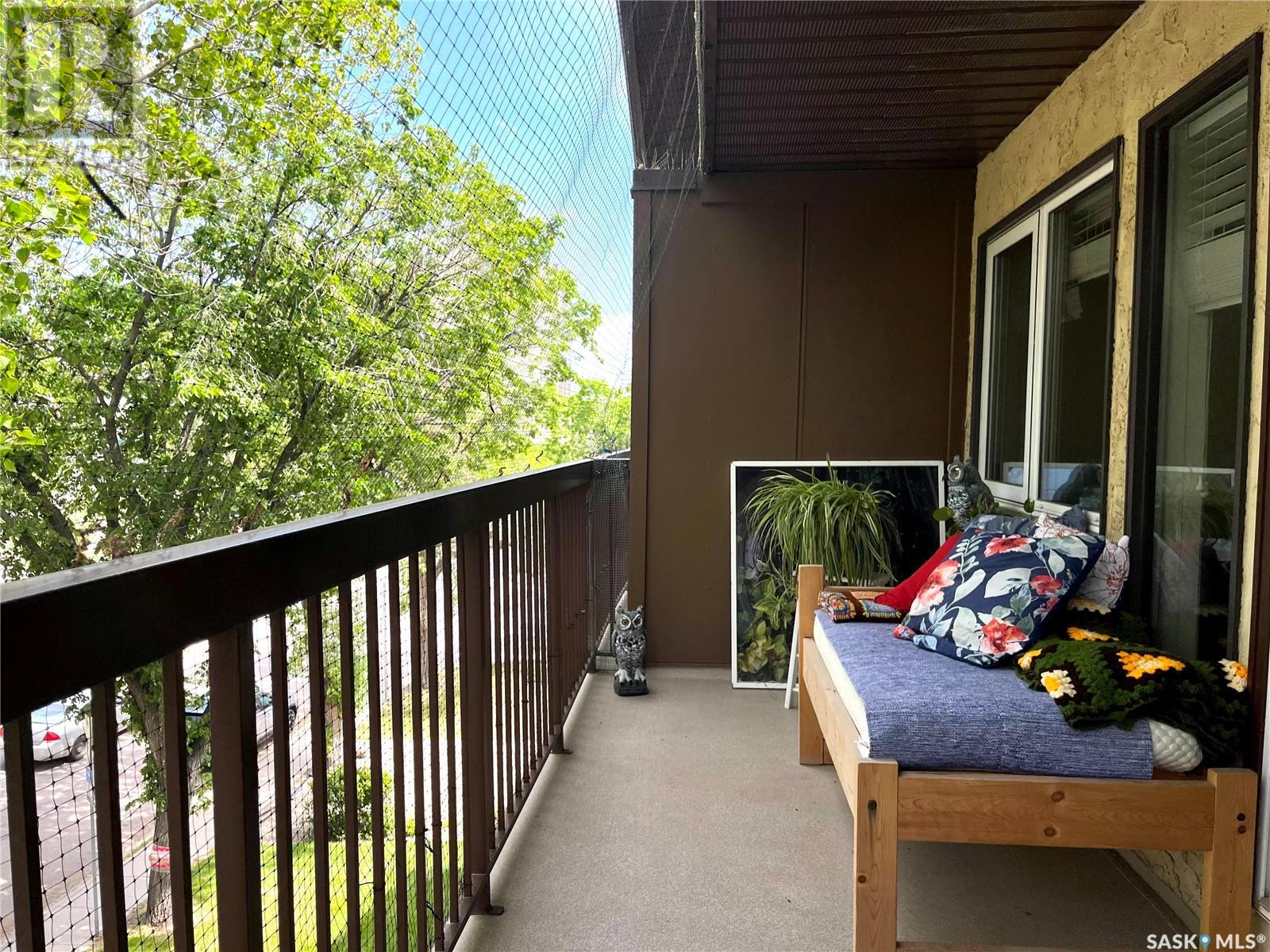 304 2727 Victoria AVENUE Property Photo 1