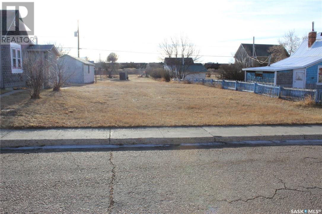 274 2nd Avenue E Property Photo 1