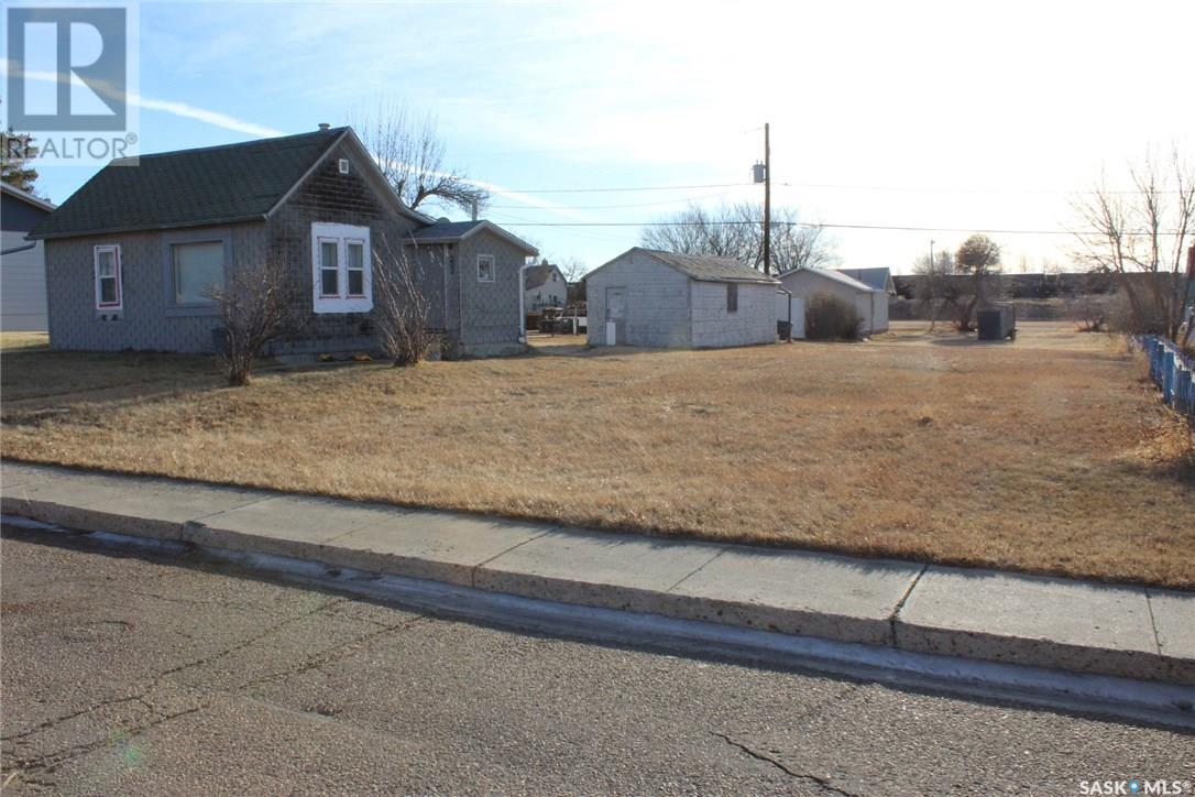 274 2nd Avenue E Property Photo 3