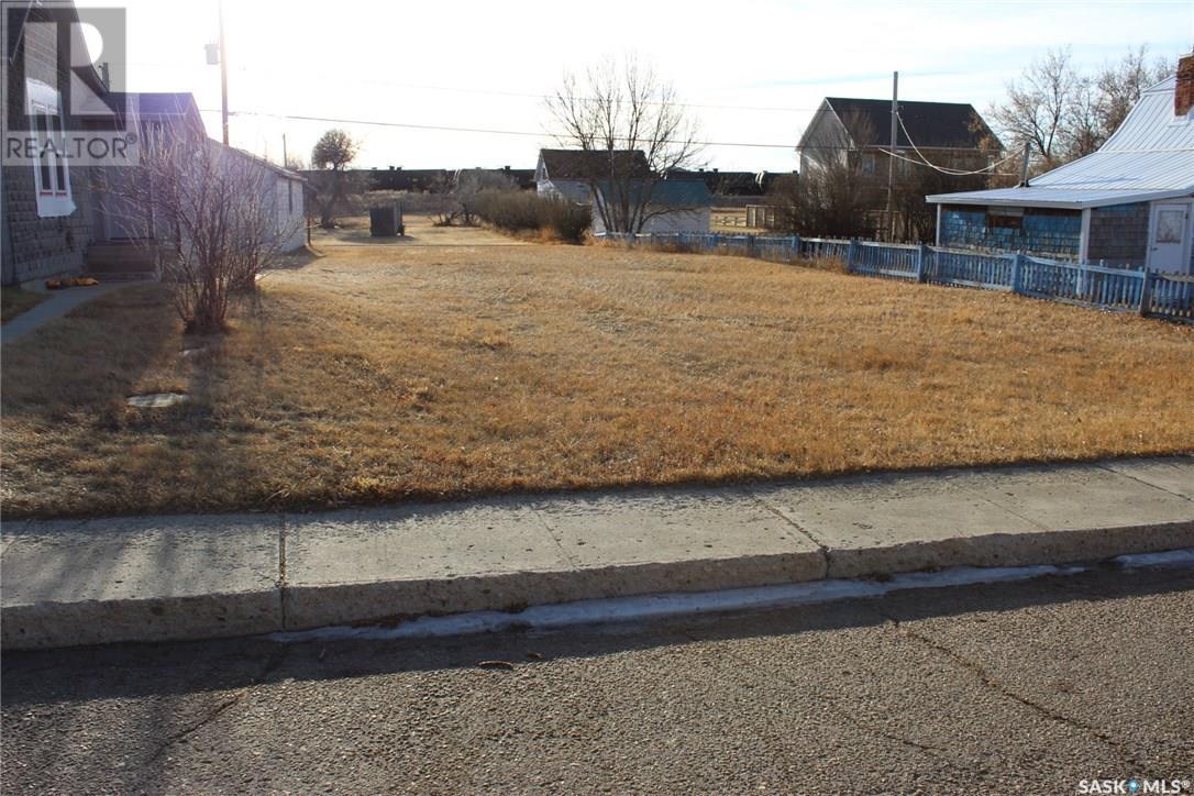 274 2nd Avenue E Property Photo 4