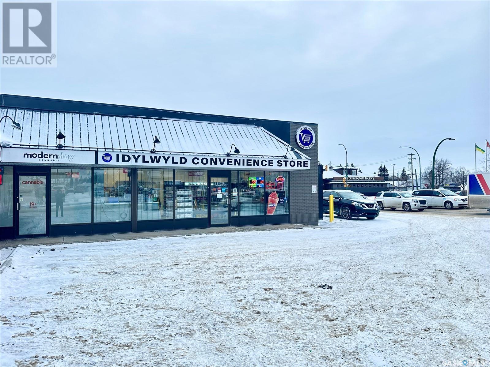 5 250 Idylwyld Drive N Property Photo 3