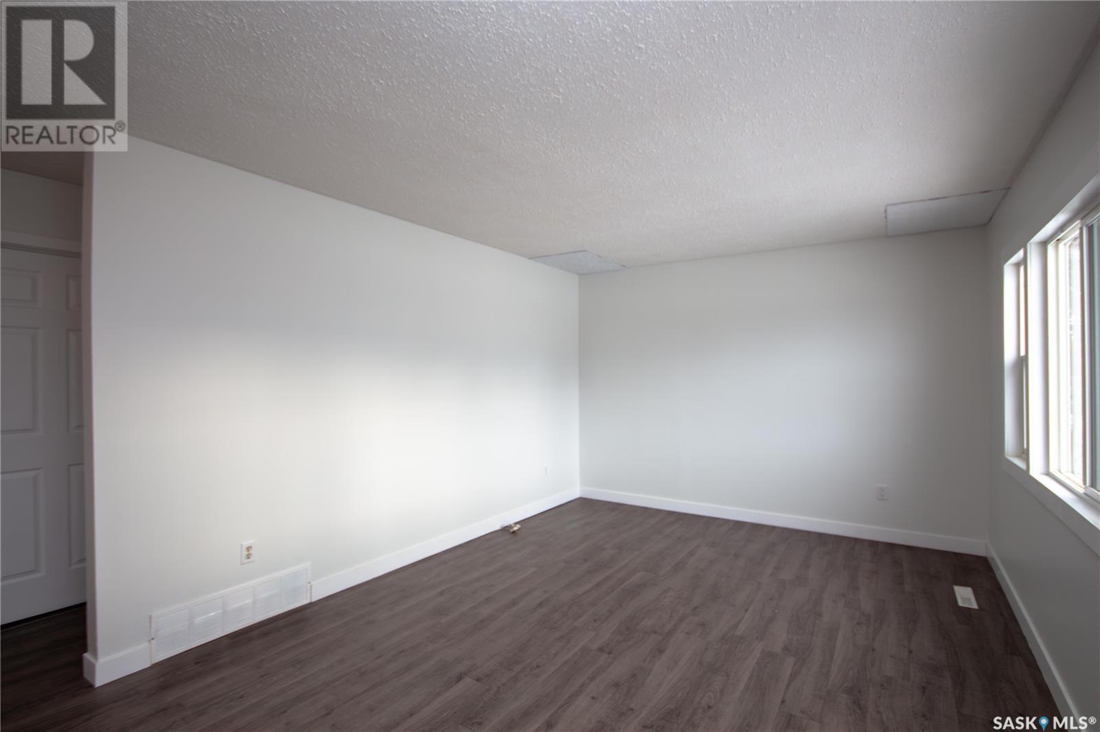 262 21st Street W Property Photo 4