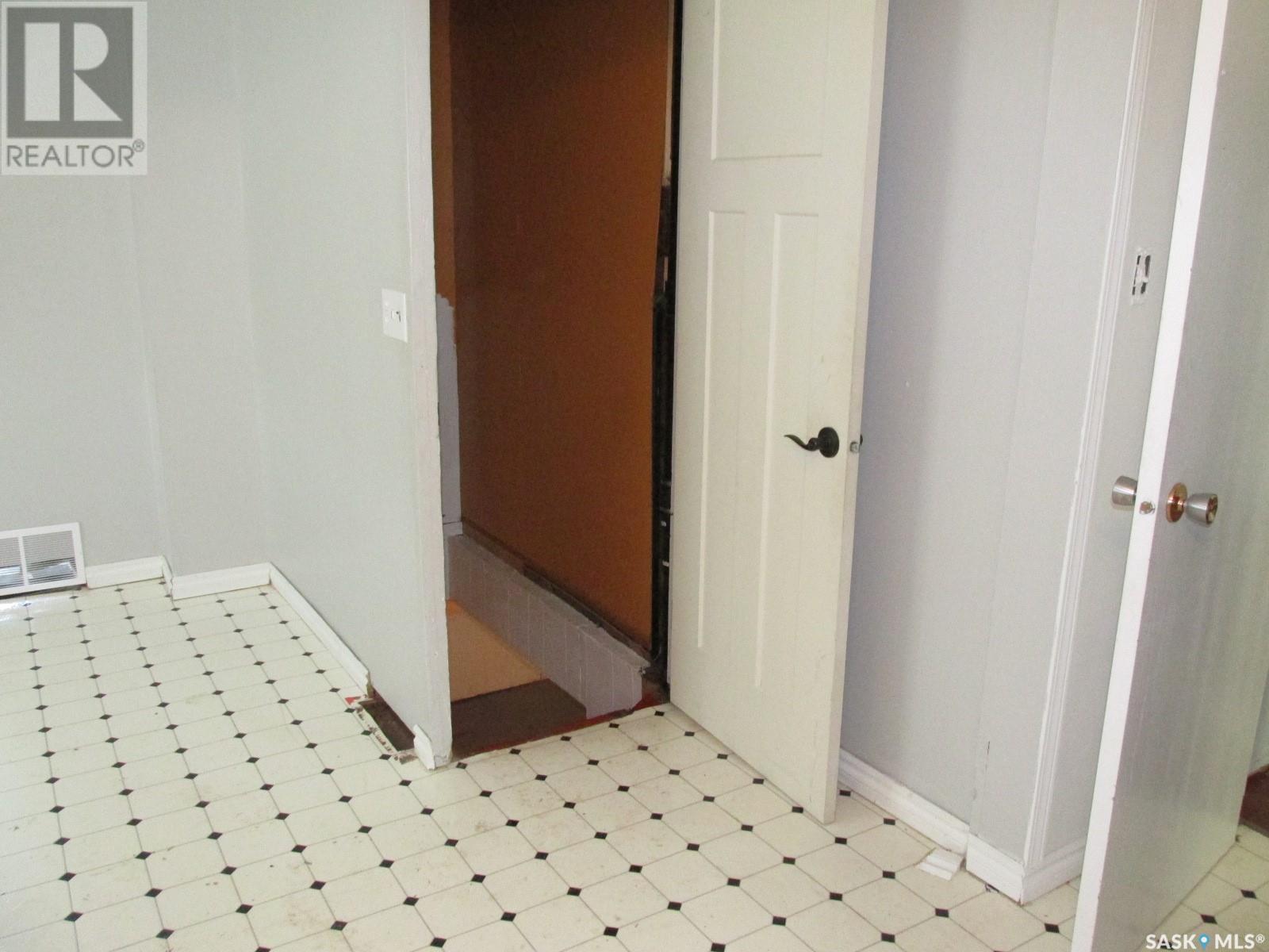 610 Nipawin Road E Property Photo 32