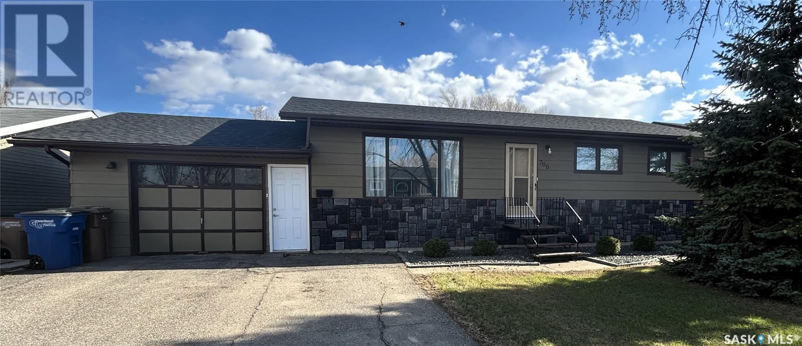 706 Golburn Crescent Property Photo