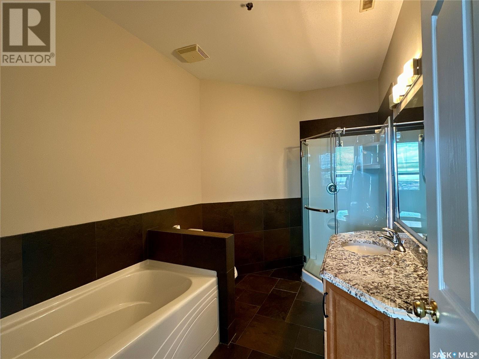 1203 1901 Victoria Avenue Property Photo 12