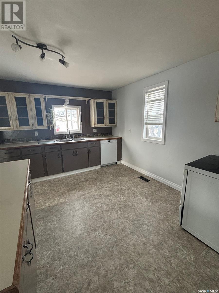 331 3rd Avenue W Property Photo 4