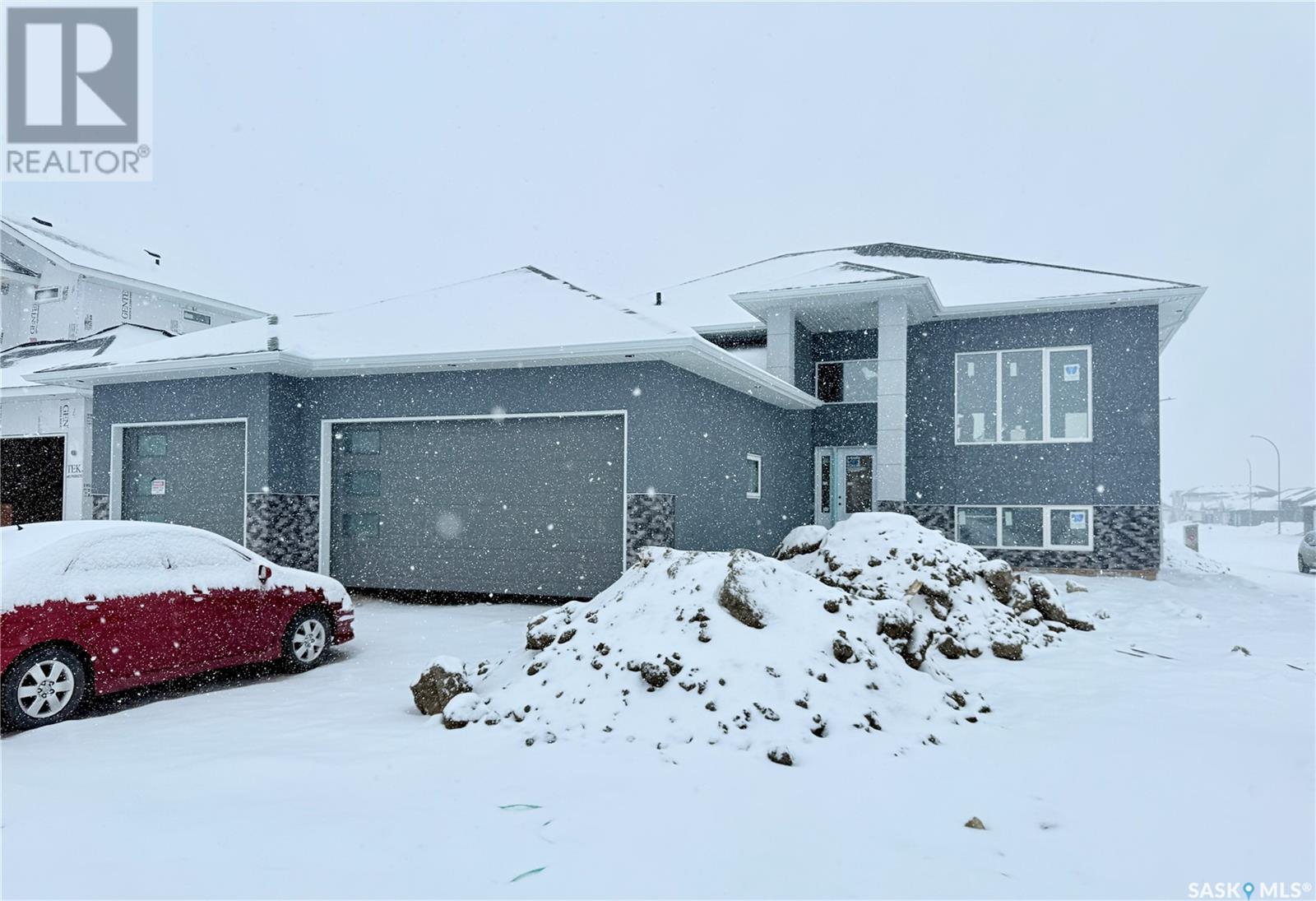 601 Weir Crescent Property Photo