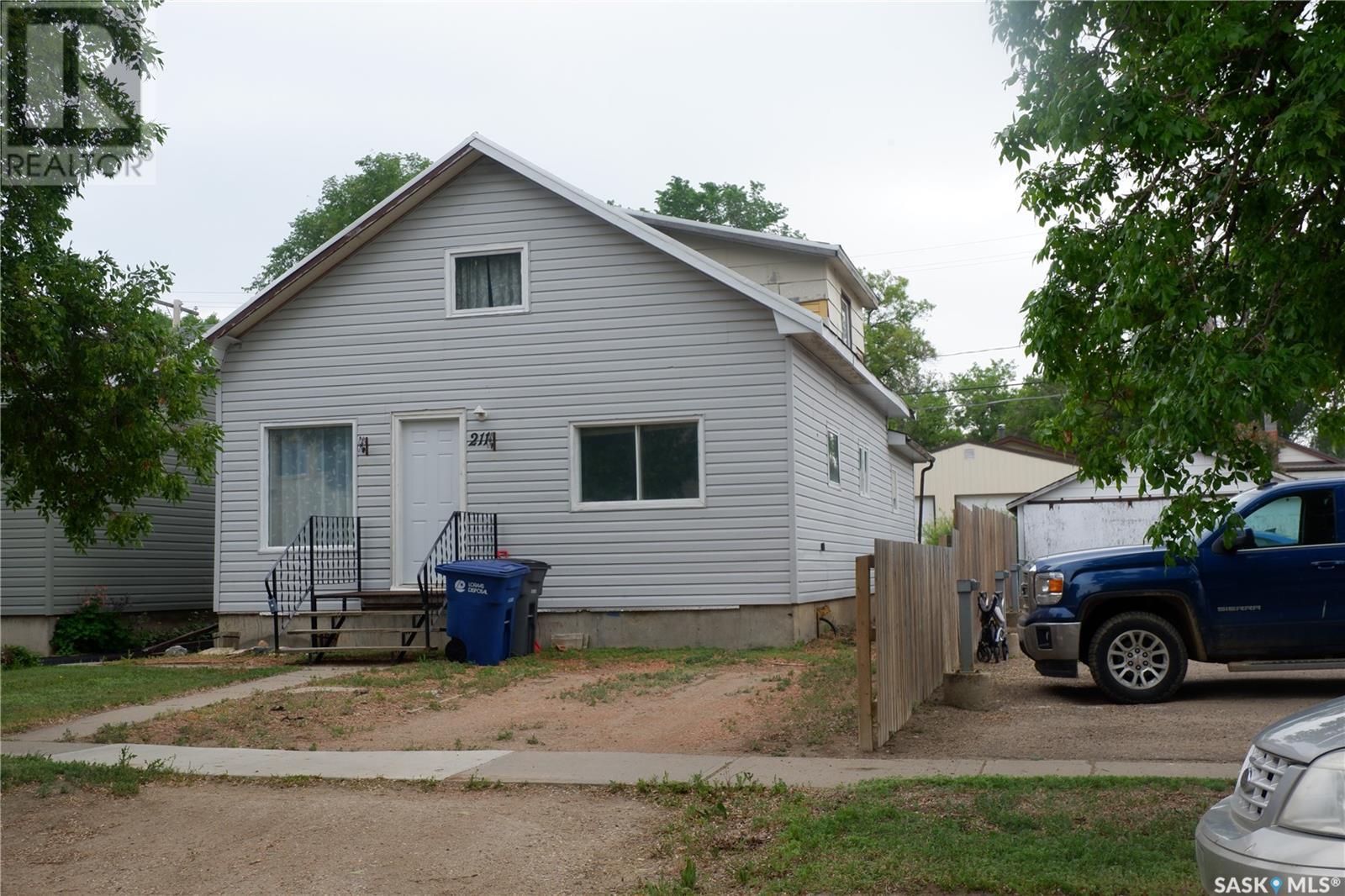 211 4th Avenue W Property Photo 1