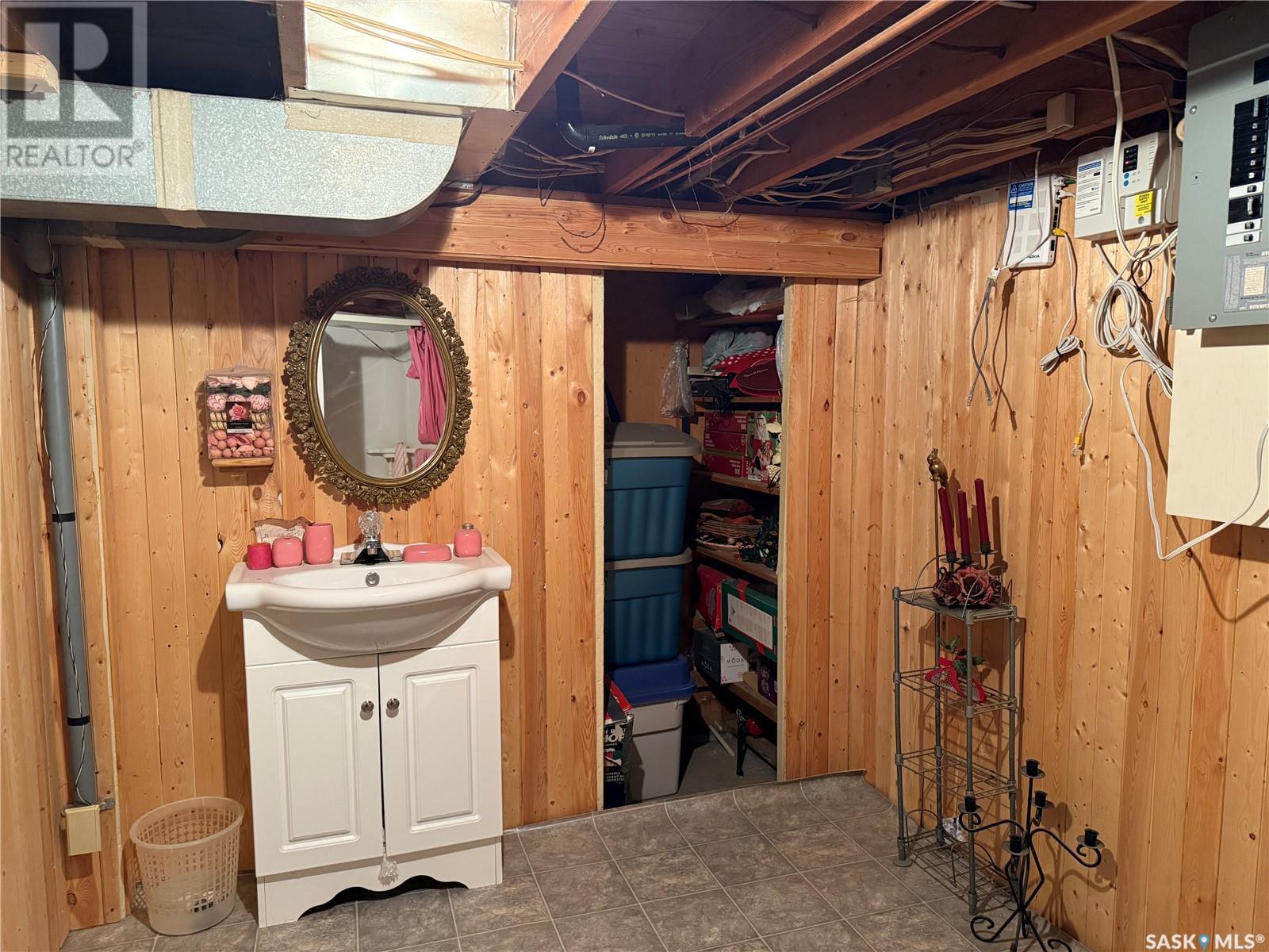 669 Stadacona Street E Property Photo 14